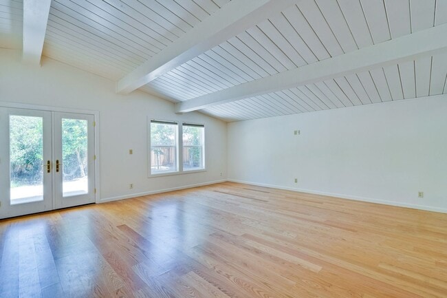 Foto del edificio - Spacious 4 Bed 3 Bath Home in Highly Desir...
