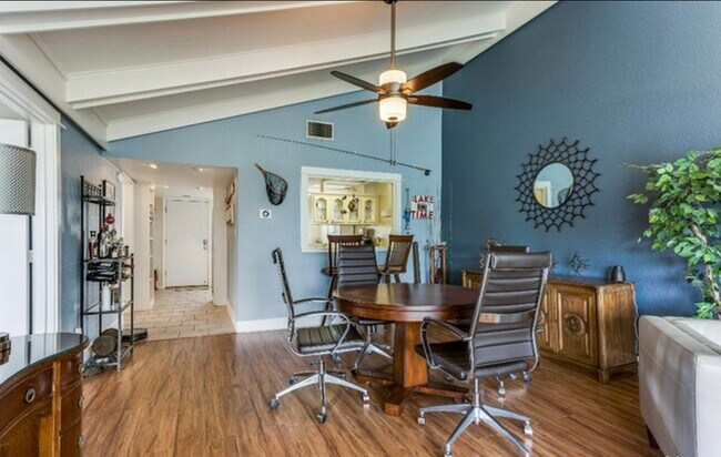 Building Photo - 806 Highcrest Dr