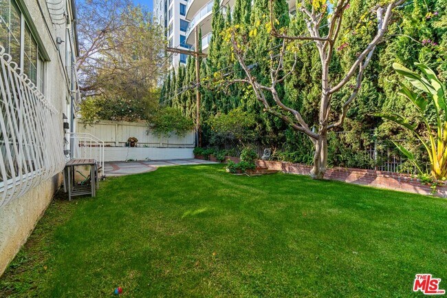 Foto del edificio - 10709 Ashton Ave
