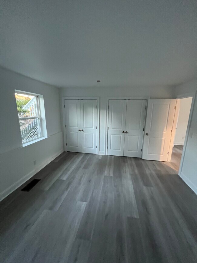 Dormitorio - 81 N Main St