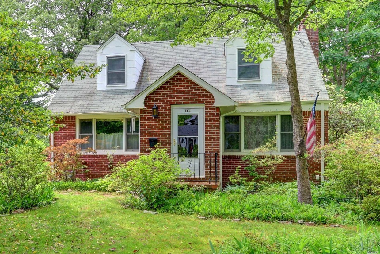 551 Potter Blvd, Brightwaters, NY 11718 House Rental in Brightwaters