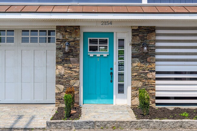 Foto del edificio - 2154 Fairfield Beach Rd