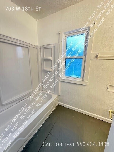 Building Photo - 703 W 18th St