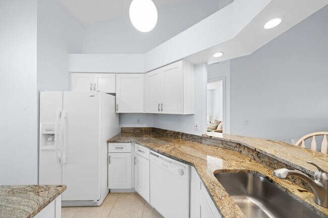 Foto del edificio - 6 MONTH RENTAL - 2 + DEN / 2 BATH AT PIPER...
