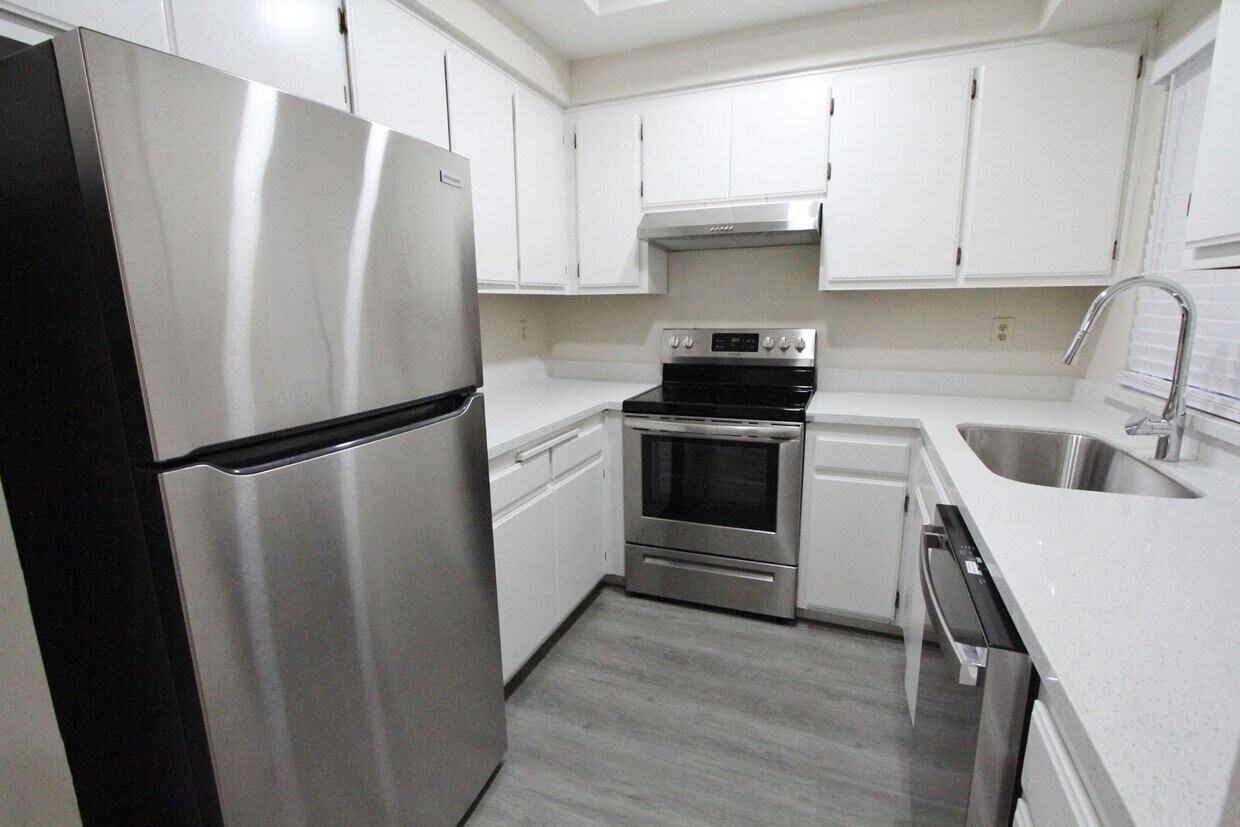 $2690 -TWO BEDROOM / TWO BATHROOM GORGEOU... - $2690 -TWO BEDROOM / TWO BATHROOM  GORGEOU...