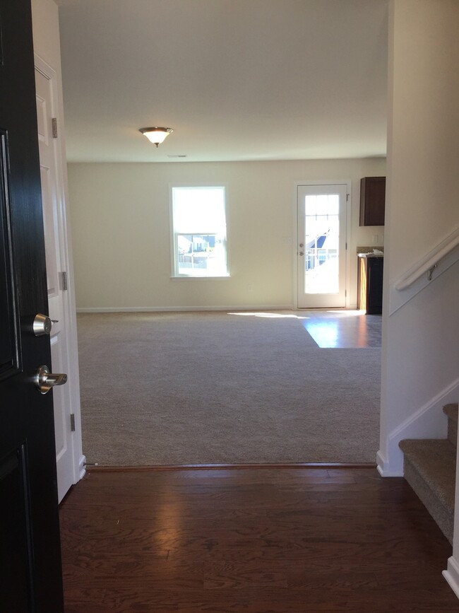 Building Photo - 4 Bed 2 bath in Riverstone Community!!