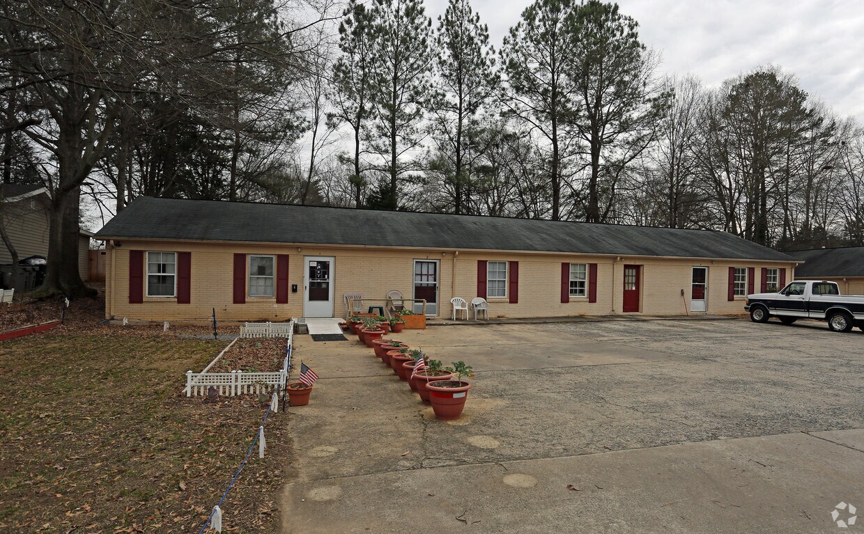 Building Photo - 595 Betty St