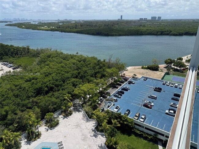 Foto del edificio - 100 Bayview Dr
