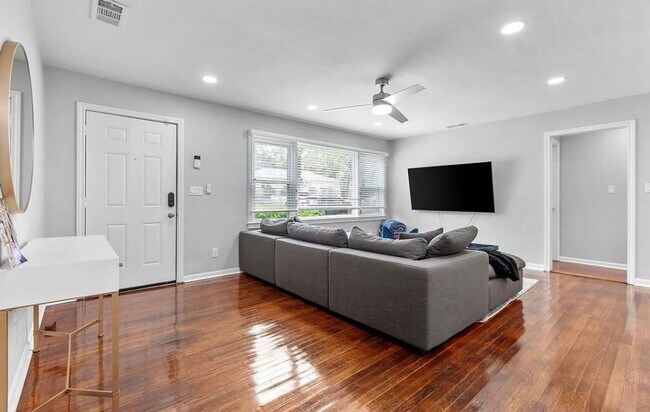 Building Photo - 4 bedroom 2 bath house fully renovated, Available August 2026!