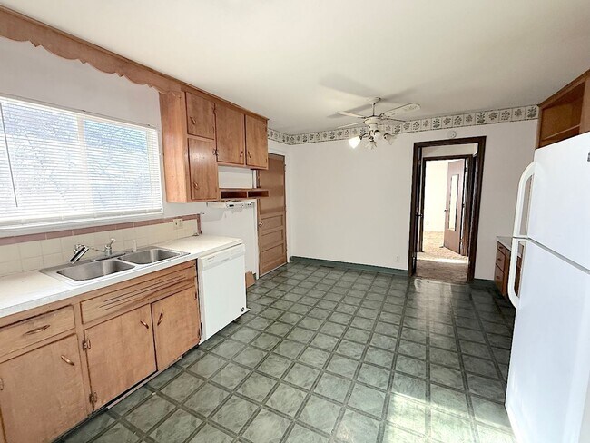 Foto del edificio - 4 Bedroom Home Near KU Med