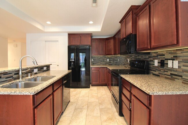 Foto del edificio - 3 bed/2 bath South Richland Rambler