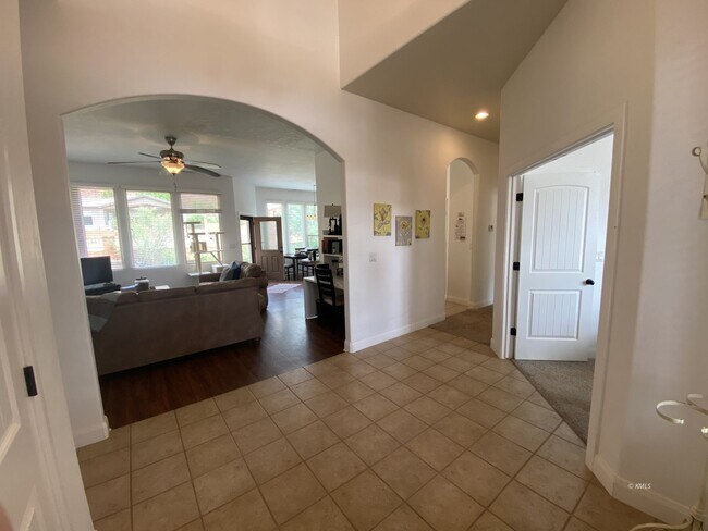 Foto del edificio - 463 Deadwood Dr