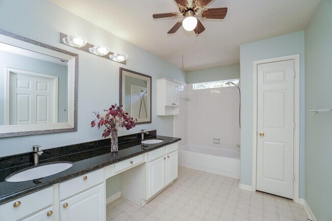 Building Photo - 13627 Mansor Dr