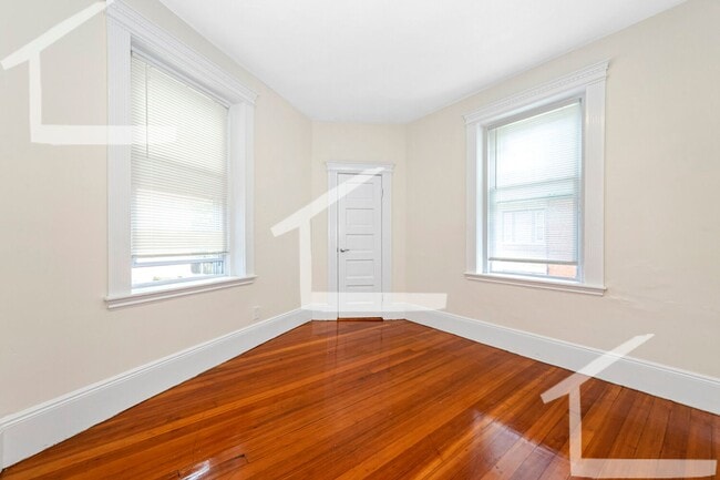 Building Photo - 9/1 Fully renovated 3BR in Oak Sq, w/d in unit!