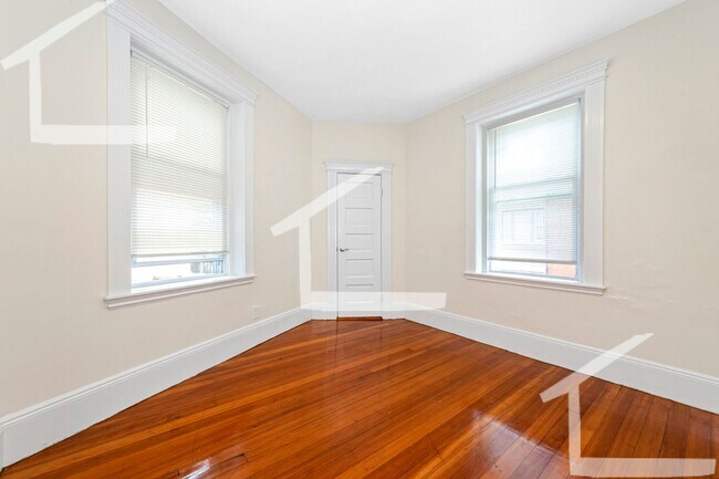 Foto del edificio - 9/1 Fully renovated 3BR in Oak Sq, w/d in unit!