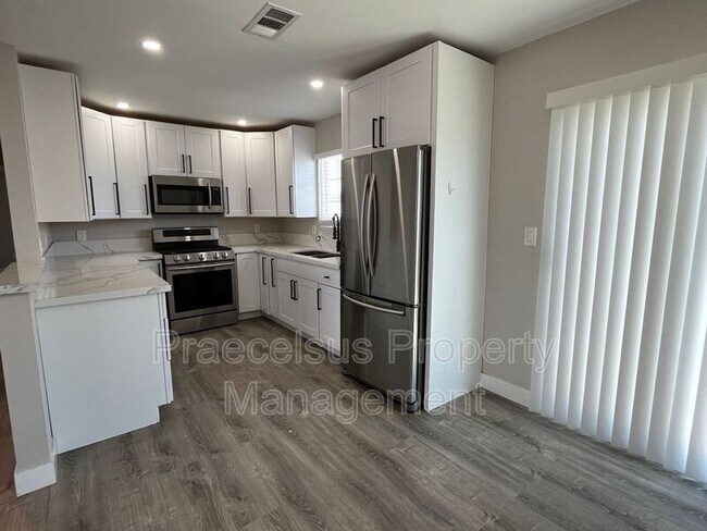 Foto del edificio - 5741 Calle Sal Si Puedes