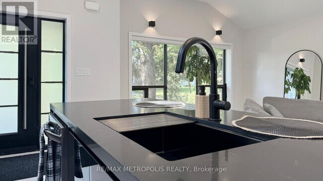 Photo du bâtiment - 640 Lansdowne Dr