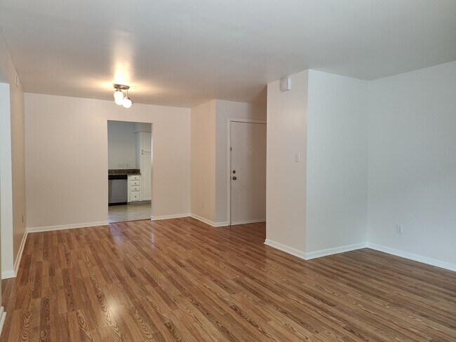 Foto del edificio - Move-In ready condo located in the Heathst...