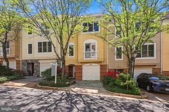 Building Photo - 3814 Woodlawn Ct