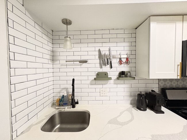 Building Photo - 5737 Hobart St