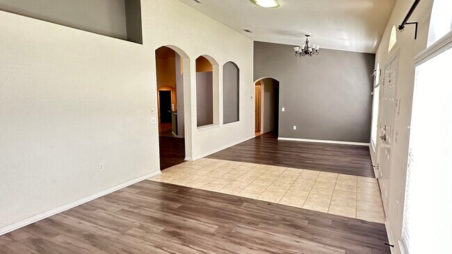 Foto del edificio - 2401 Nesslewood Dr
