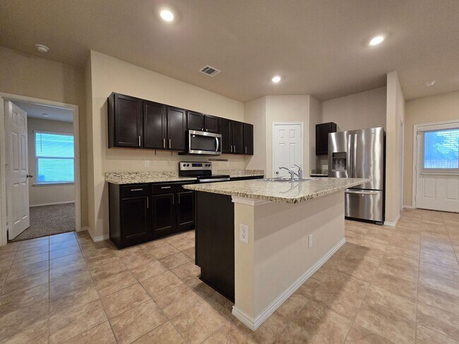 Foto del edificio - NEW IN MANAGEMENT & RENT SPECIAL - AVAILAB...