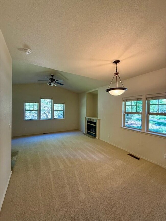 Foto del edificio - 1399 NW Fort Clatsop St