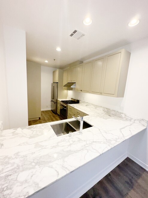 Building Photo - 230 S. Hamilton