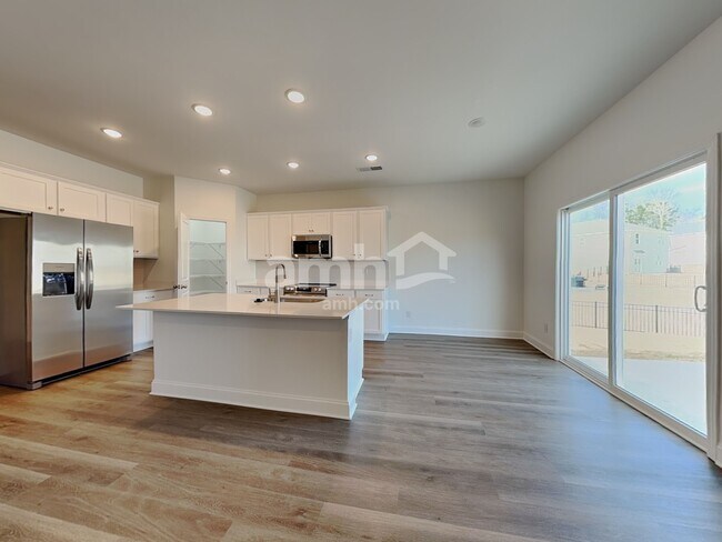 Foto del edificio - 6034 Rosemore Ln