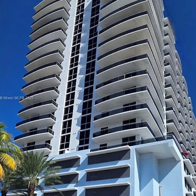 Vivienda moderna frente al mar en North Bay Village. Amplio condominio de 3 dormitorios y 2 baños que ofrece 1735 pies cuadrados. - 7901 Hispanola Ave