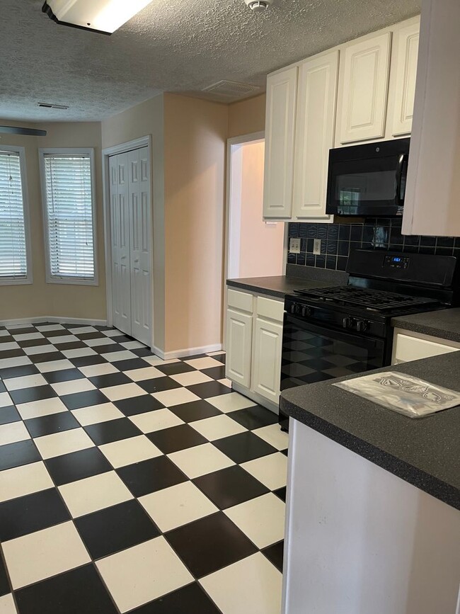 Building Photo - Riverdale Executive Home