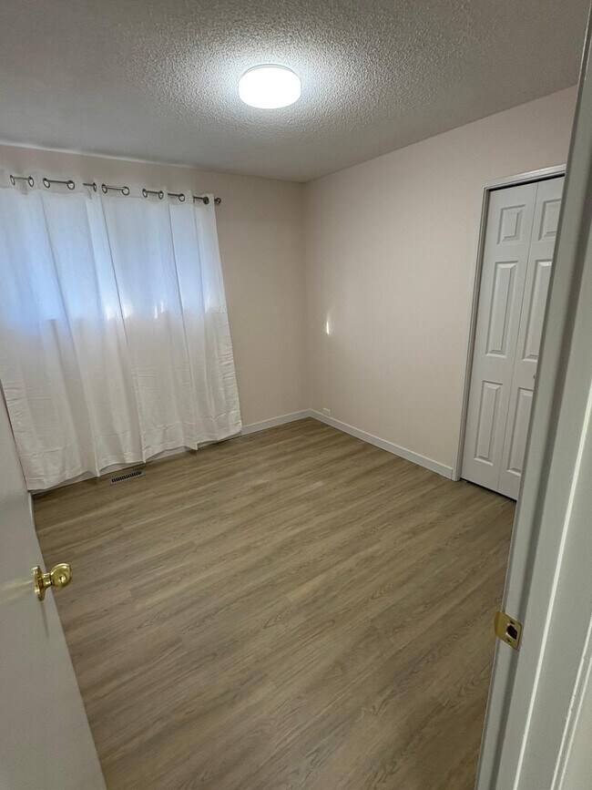 Photo du bâtiment - 3 Bed 2 Bath Unit in Calgary, AB