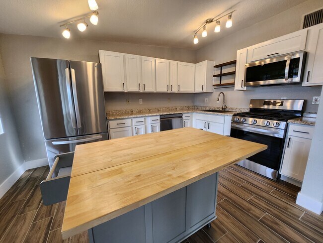 Kitchen - 1405 S Farmer Ave