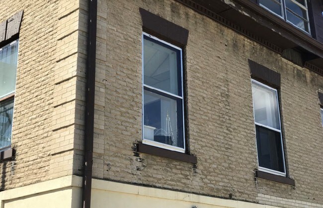 Building Photo - 423 E Irwin St