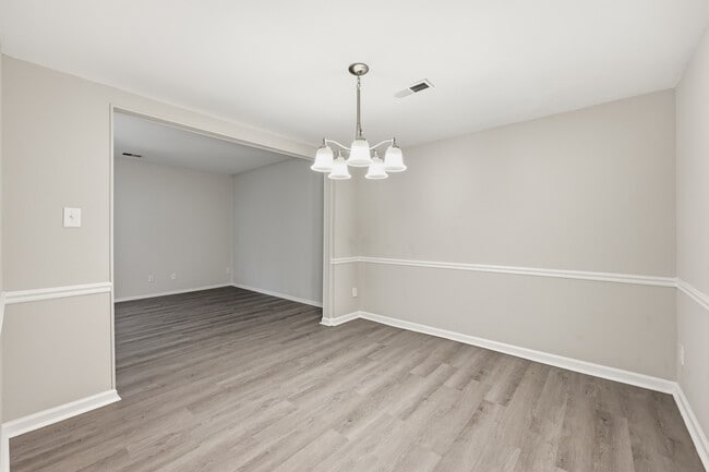 Building Photo - 8001 Regent Park Ln