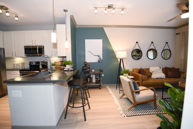 Building Photo - Deseo at Grand Mission