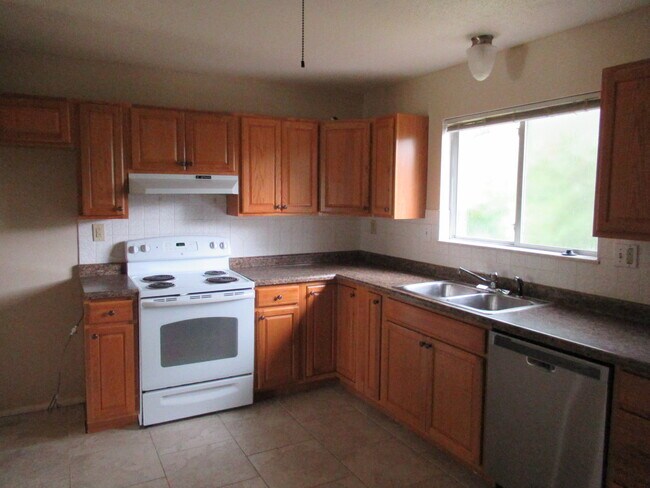 Building Photo - 608 Summit Hills Dr