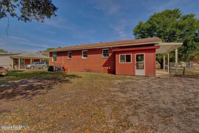 Building Photo - 3 br, 1 bath House - 407 Pine Hils Drive