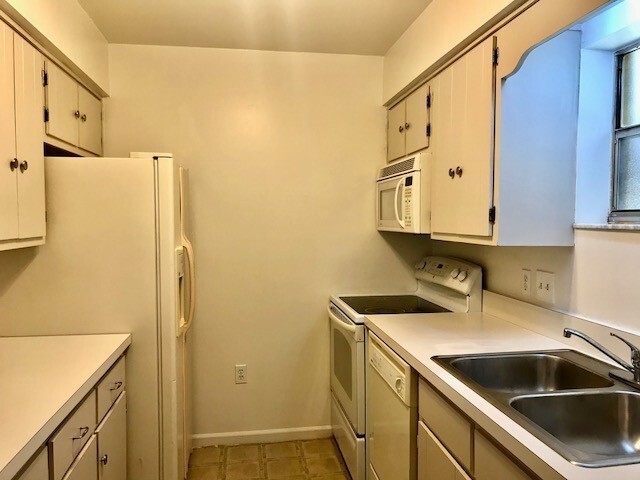 Building Photo - 1/1 WITH BALCONY - CLOSE TO SHOPPING/COLLEGES/BEACHES