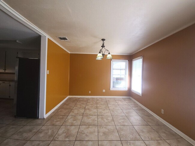 Building Photo - Large 2/2 Home Lake Charles