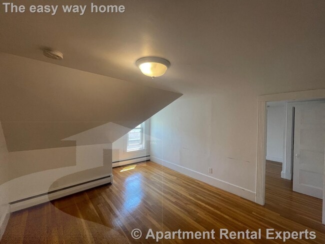 Building Photo - Tufts 1+ Bedroom - Hardwood Floors, Very s...