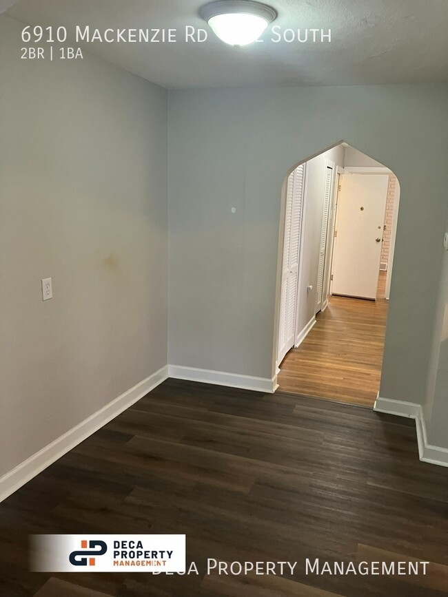 Building Photo - 2 Bedroom Apartment