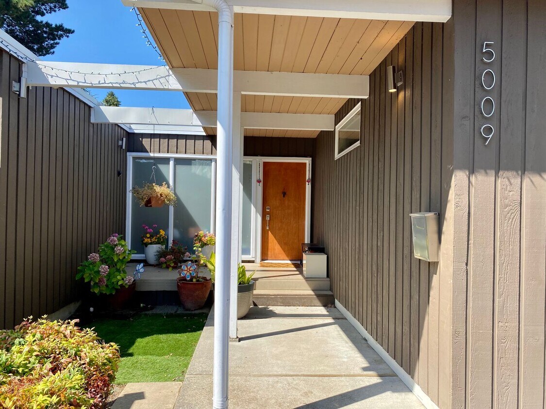Primary Photo - Laurelhurst Home