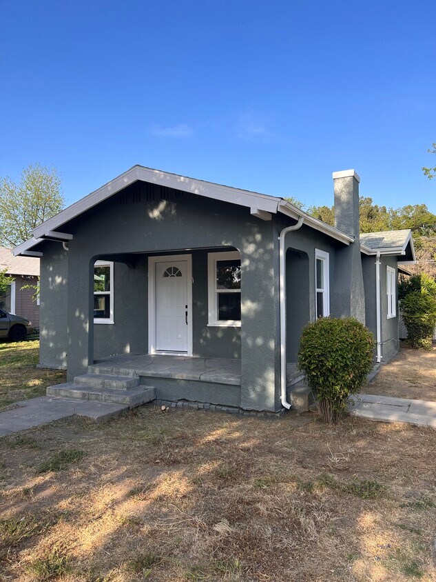 Front View - 907 S 7th St