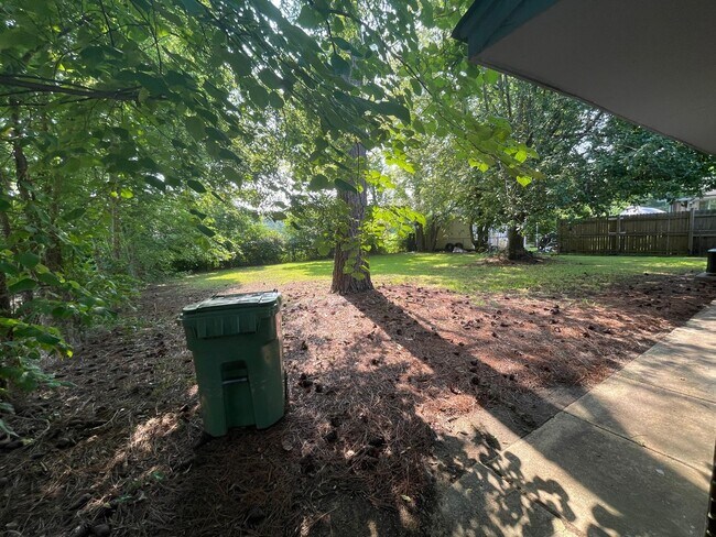 Foto del edificio - **3 Bed 2 Bath located in Regency Park** C...