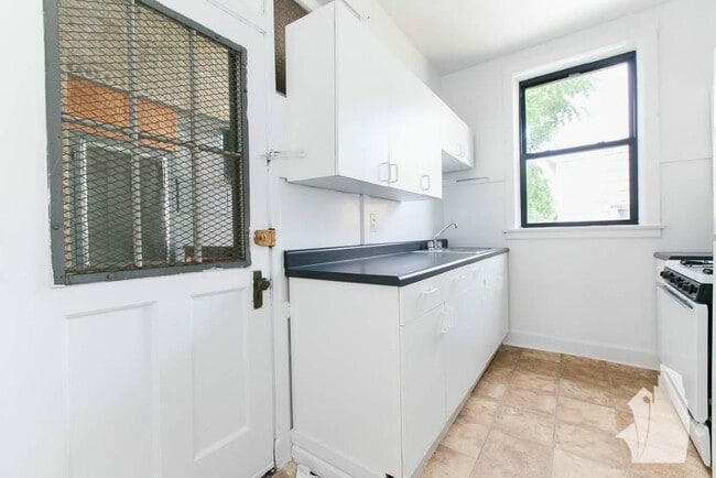 Foto del edificio - 2418 N Sawyer Ave