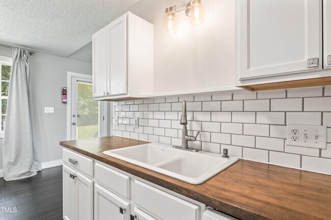 Building Photo - 1000 Meadowgreen Dr