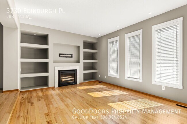 Photo du bâtiment - Charming 5-Bedroom Home with Double Car Ga...