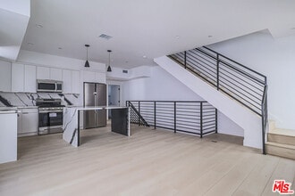 Building Photo - 11814 1/2 Gilmore St