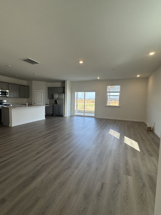 Foto del edificio - "Spacious 5-Bedroom NEW HOME on Rolling Meadow Way - Your Dream Home Awaits in Kathleen!"